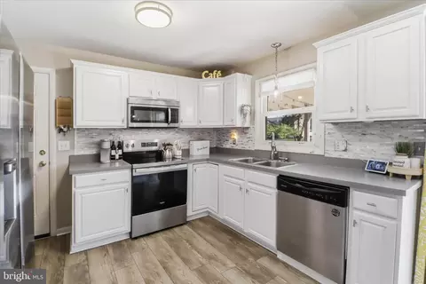 Kitchen - 213 Skylark Rd, Lititz, PA 17543 photo 2 of 4