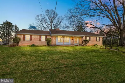 2566 Golden Dr, East Petersburg, PA 17520