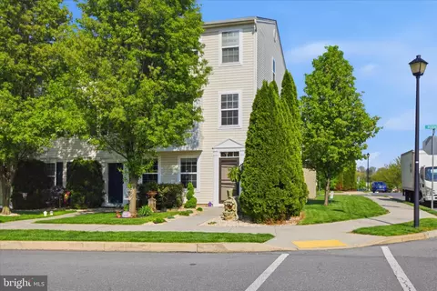 393 Dickens Dr, Lancaster, PA 17603