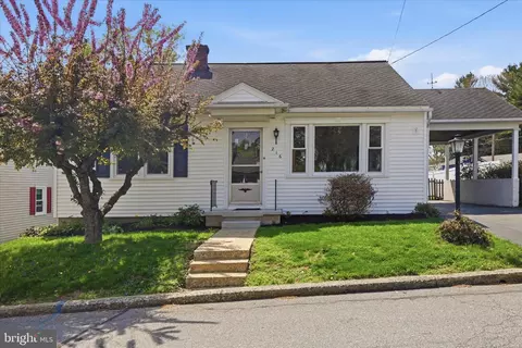 216 N Pitt St, Manheim, PA 17545