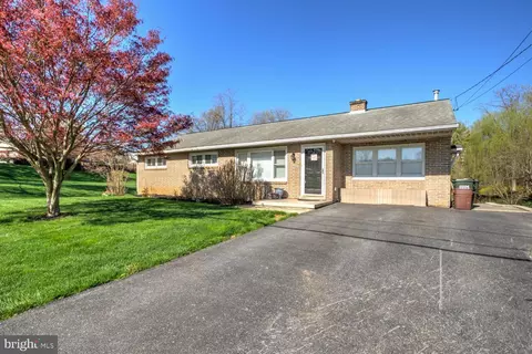 2049 Pine Dr, Lancaster, PA 17601
