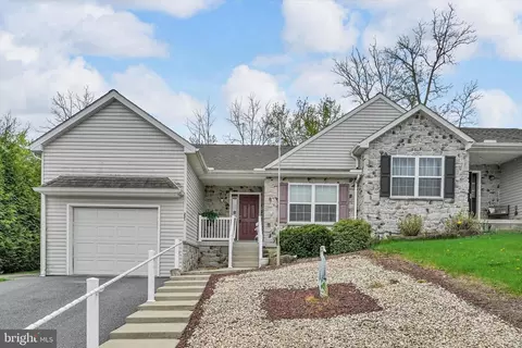 221 Red Fern Dr, East Earl, PA 17519