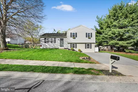 240 Birchwood Ln, Lititz, PA 17543