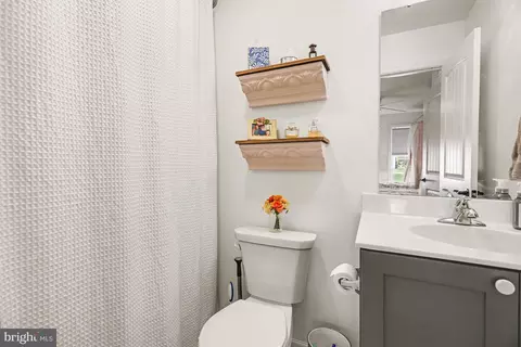 Bath - 22 Walton Hill Cir, Lititz, PA 17543 photo 2 of 3