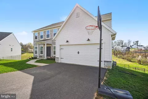 Exterior - 22 Walton Hill Cir, Lititz, PA 17543 photo 4 of 7