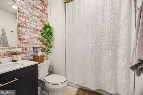 Bath - 22 Walton Hill Cir, Lititz, PA 17543 photo 1 of 3