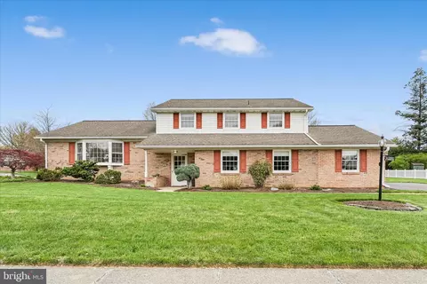 29 Mayfield Dr, Leola, PA 17540