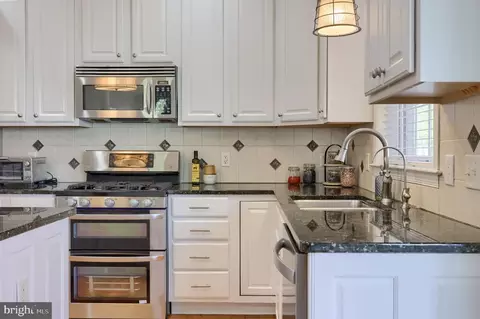 Kitchen - 328 Cobblers Ct, Lititz, PA 17543 photo 3 of 5