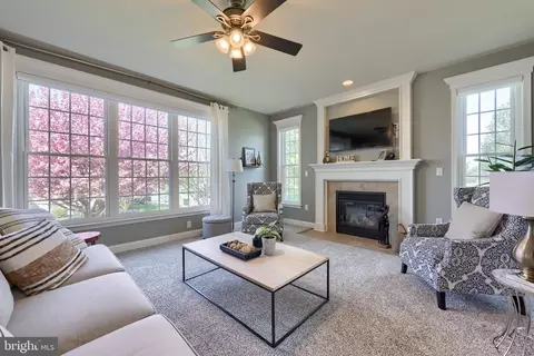 Living - 328 Cobblers Ct, Lititz, PA 17543 photo 2 of 5