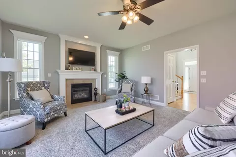 Living - 328 Cobblers Ct, Lititz, PA 17543 photo 4 of 5