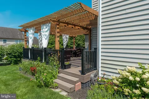 Exterior - 328 Cobblers Ct, Lititz, PA 17543 photo 11 of 13