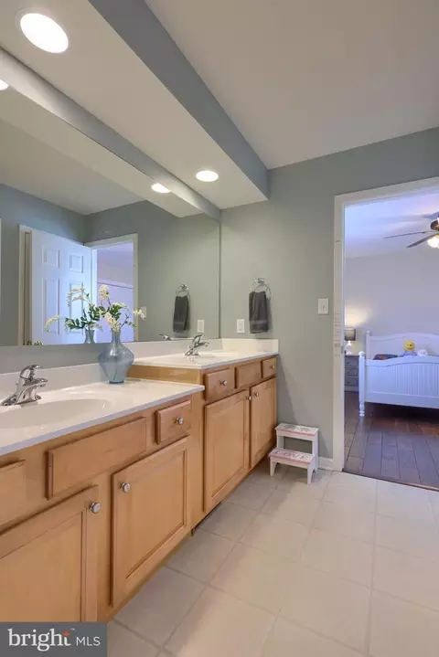 Bath - 328 Cobblers Ct, Lititz, PA 17543 photo 3 of 5