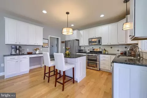 Kitchen - 328 Cobblers Ct, Lititz, PA 17543 photo 2 of 5