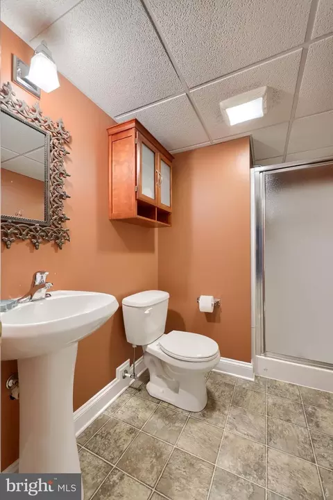 Bath - 328 Cobblers Ct, Lititz, PA 17543 photo 2 of 5