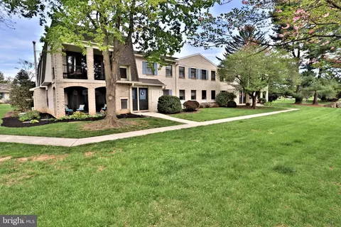 32 Valleybrook Dr, Lancaster, PA 17601