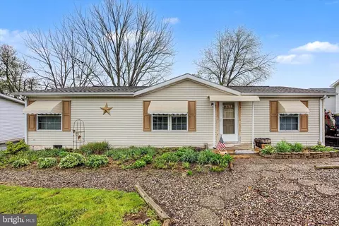 16 Ray Dr, Denver, PA 17517