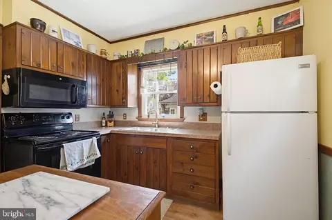 Kitchen - 308 E New St, Lititz, PA 17543 photo 3 of 4