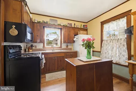 Kitchen - 308 E New St, Lititz, PA 17543 photo 2 of 4