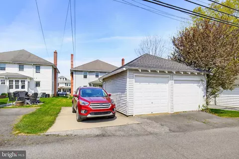 Exterior - 308 E New St, Lititz, PA 17543 photo 6 of 9