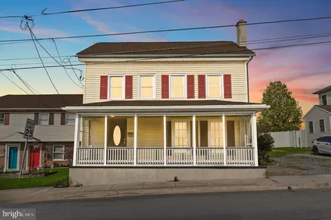 1377 Apple St, Ephrata, PA 17522