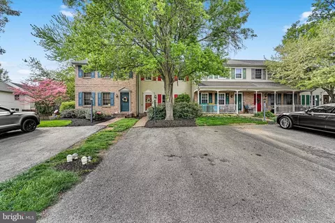 61 Brookfield Rd, Lititz, PA 17543