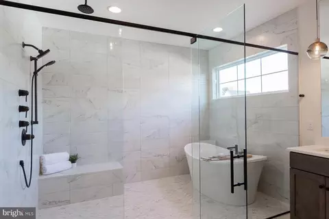 Bath - 1016 Valley Crossing Dr, Lititz, PA 17543 photo 5 of 8