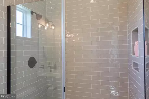 Bath - 1016 Valley Crossing Dr, Lititz, PA 17543 photo 3 of 8