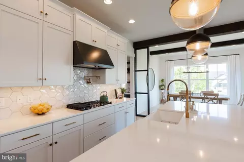 Kitchen - 1016 Valley Crossing Dr, Lititz, PA 17543 photo 2 of 5