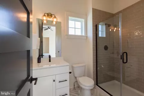 Bath - 1016 Valley Crossing Dr, Lititz, PA 17543 photo 2 of 8