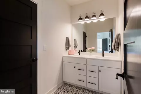 Bath - 1016 Valley Crossing Dr, Lititz, PA 17543 photo 8 of 8