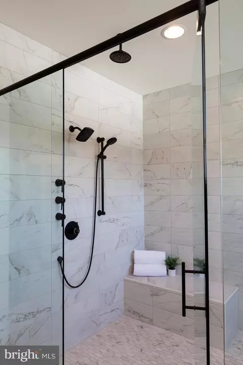 Bath - 1016 Valley Crossing Dr, Lititz, PA 17543 photo 6 of 8