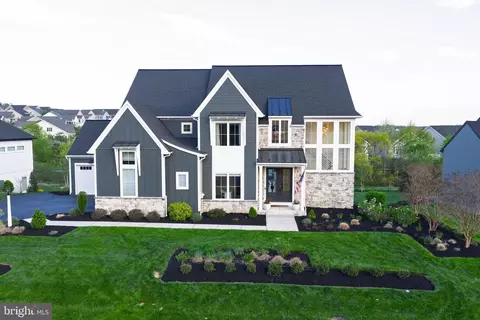 1016 Valley Crossing Dr, Lititz, PA 17543