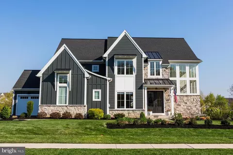 Exterior - 1016 Valley Crossing Dr, Lititz, PA 17543 photo 6 of 9