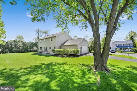 Exterior - 30 Edgewood Dr, Lititz, PA 17543 photo 9 of 12