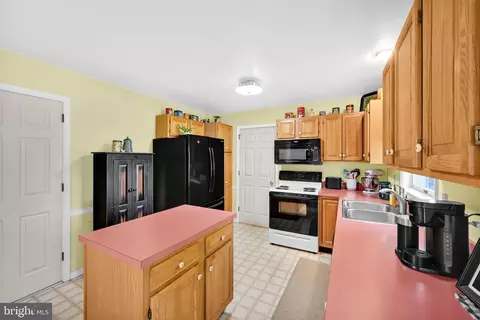 Kitchen - 30 Edgewood Dr, Lititz, PA 17543 photo 1 of 3