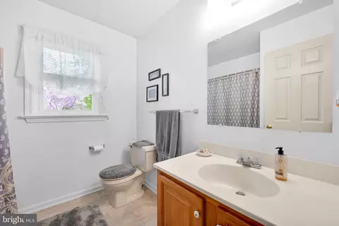Bath - 30 Edgewood Dr, Lititz, PA 17543 photo 2 of 3