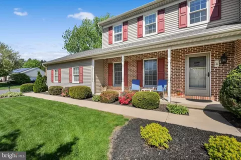 Exterior - 30 Edgewood Dr, Lititz, PA 17543 photo 5 of 12
