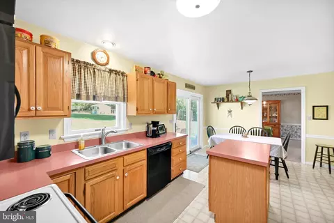 Kitchen - 30 Edgewood Dr, Lititz, PA 17543 photo 3 of 3