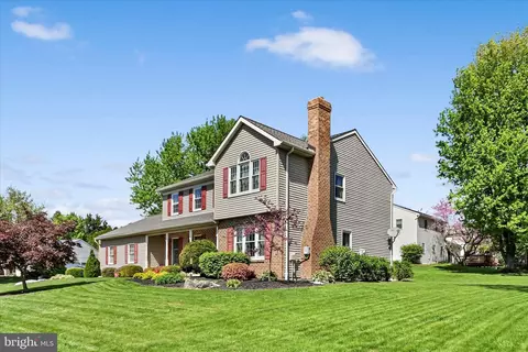 Exterior - 30 Edgewood Dr, Lititz, PA 17543 photo 3 of 12