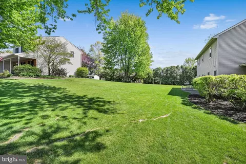 Exterior - 30 Edgewood Dr, Lititz, PA 17543 photo 6 of 12