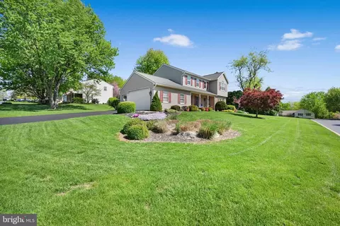 Exterior - 30 Edgewood Dr, Lititz, PA 17543 photo 12 of 12