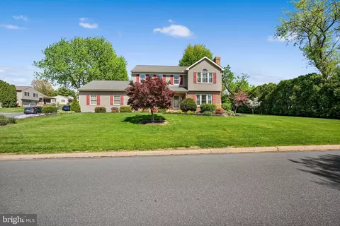 Exterior - 30 Edgewood Dr, Lititz, PA 17543 photo 10 of 12