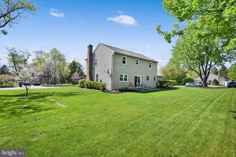 Exterior - 30 Edgewood Dr, Lititz, PA 17543 photo 7 of 12