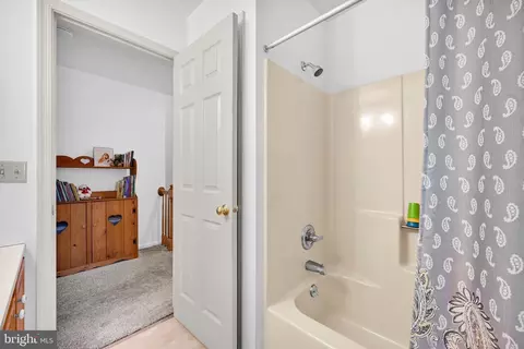Entry Way - 30 Edgewood Dr, Lititz, PA 17543 photo 2 of 2