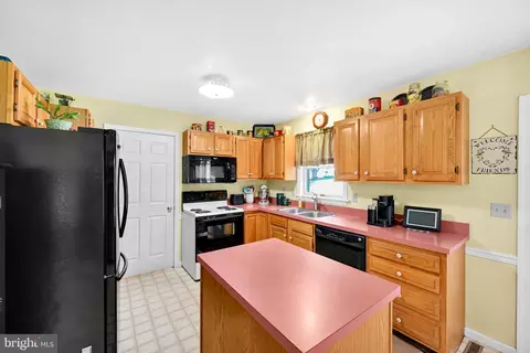 Kitchen - 30 Edgewood Dr, Lititz, PA 17543 photo 2 of 3