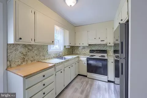 Kitchen - 33 Woodland Ave, Lititz, PA 17543 photo 3 of 3