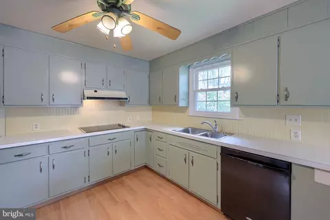 Kitchen - 33 Woodland Ave, Lititz, PA 17543 photo 1 of 3
