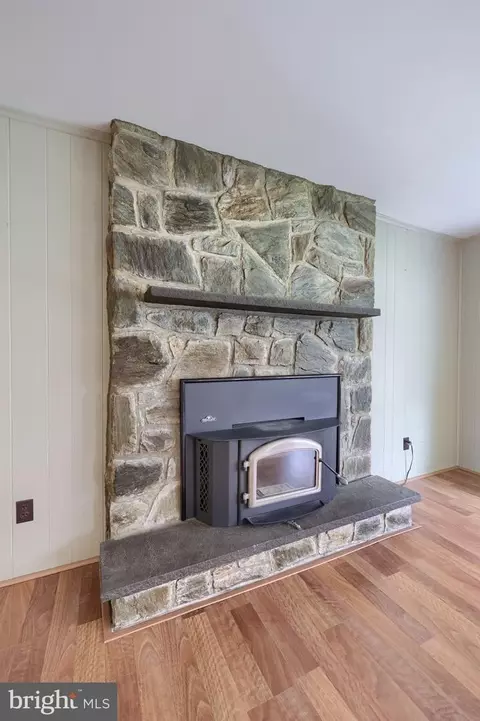 Living - 33 Woodland Ave, Lititz, PA 17543 photo 5 of 5