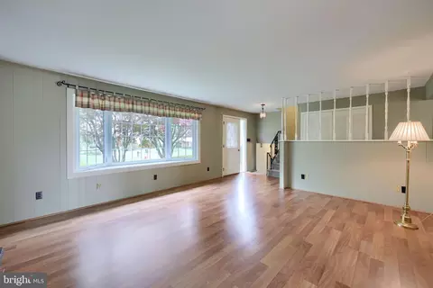 Living - 33 Woodland Ave, Lititz, PA 17543 photo 3 of 5