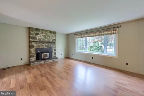 Living - 33 Woodland Ave, Lititz, PA 17543 photo 4 of 5